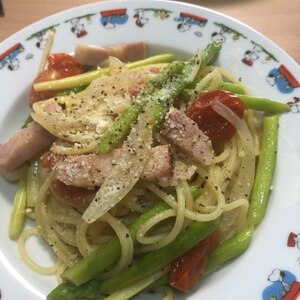 アスパラガスとベーコンの塩味スパゲティ